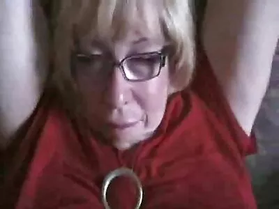 Kõva pauk brüneti hd sex ru voodis kõõlusliku mustanahalise mehe poolt.