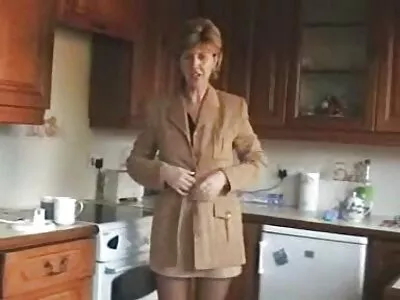 Ilusa kehaga küps naine armatseb noore stari sex video mehega.