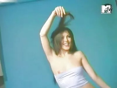 Ta tube sex porno kuhjab lühikarvalise emase kiisu sisse ja pani kaamera põrandale.