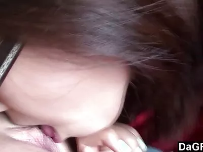 Kaks neljakümneaastast raseerimata kiisudega naist kepsutavad kolmekesi ühe xxx porno film härrasmehega.