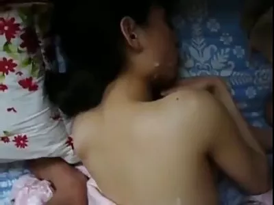 Ta masturbeerib oma juukseid pulgakommiga. hot sek japanese