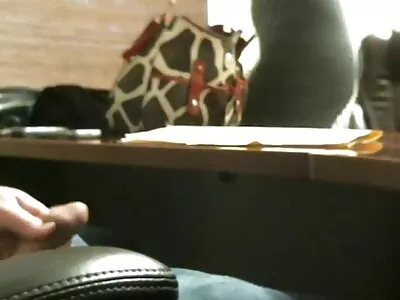 Majaperemees seks xxx tube võttis tüübi noore armukese juurest otse tema selja tagant ära ja tõmbas ta nende enda magamistuppa trummeldama.