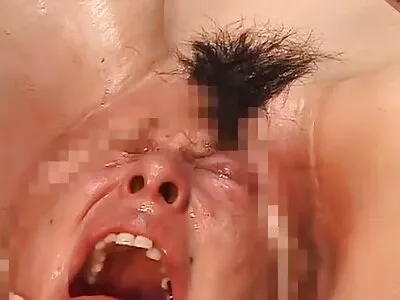 Neljanda suuruse tissidega seks xx porno daam mudib oma kätega kiisu.